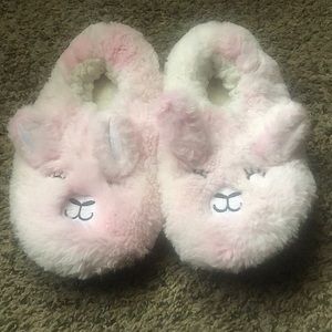 Selling light pink slippers super cute and comfortable